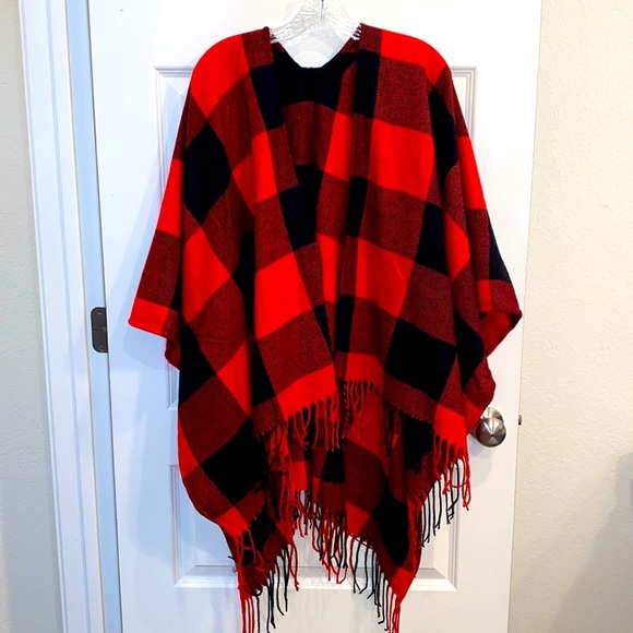 Nwot Fleece Blanket Poncho Cardigan One Size Red Black Buffalo Check Fringe Warm - Picture 1 of 9